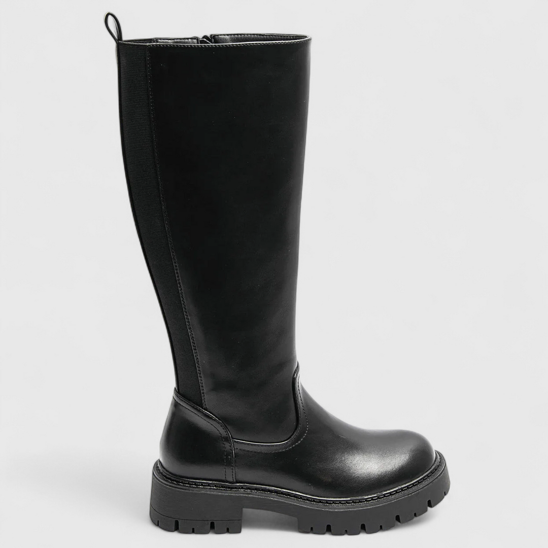 Ylva™ – Classic Black Boots Clara Monroe