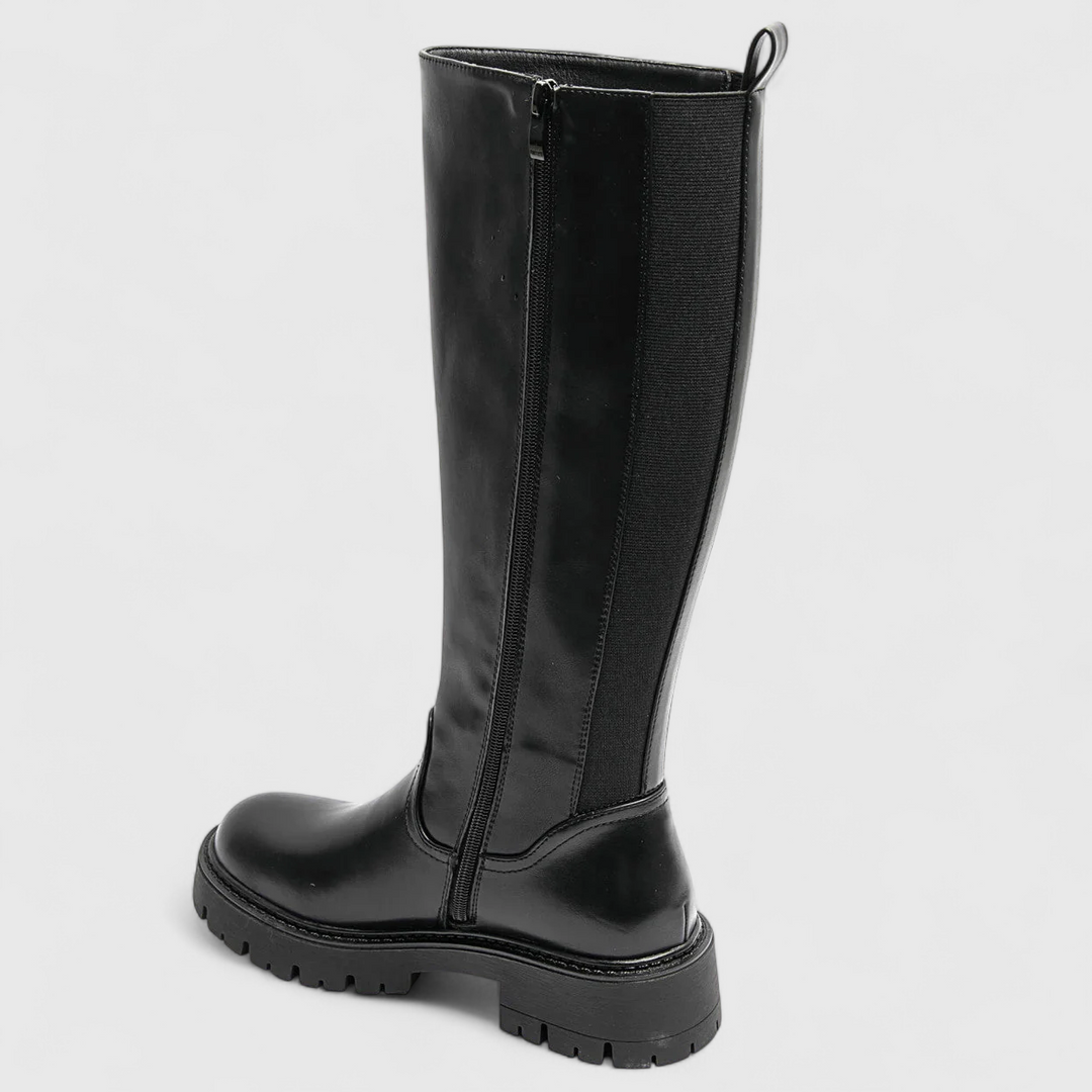 Ylva™ – Classic Black Boots Clara Monroe