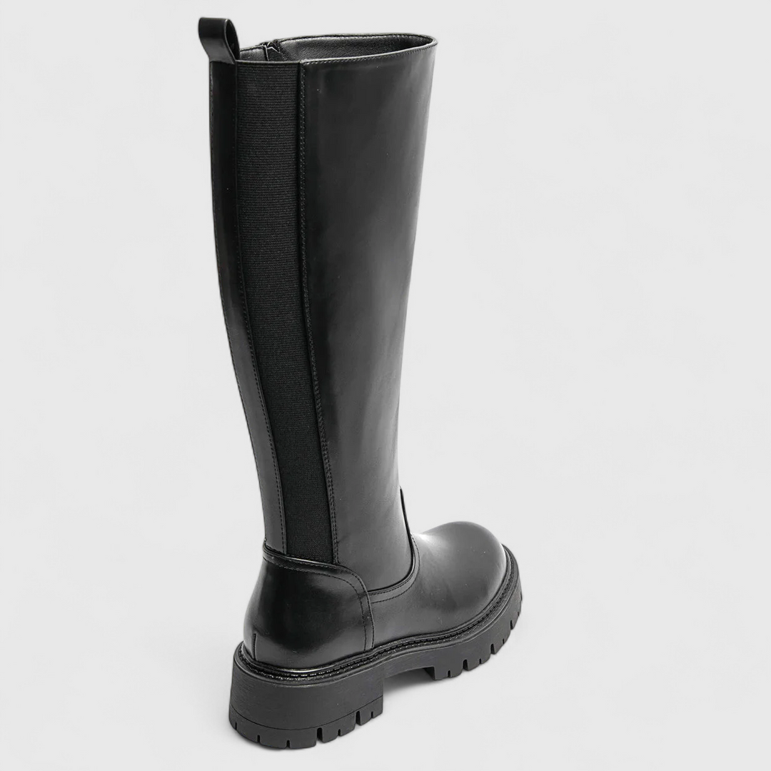 Ylva™ – Classic Black Boots Clara Monroe